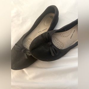 Cute black dress shoes with little bows!
